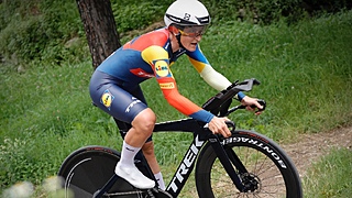 Longo Borghni wint openingstijdrit Giro, Kopecky stelt teleur