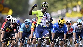 Girmay komt boven in absolute chaos in Torino en wint Tour-rit